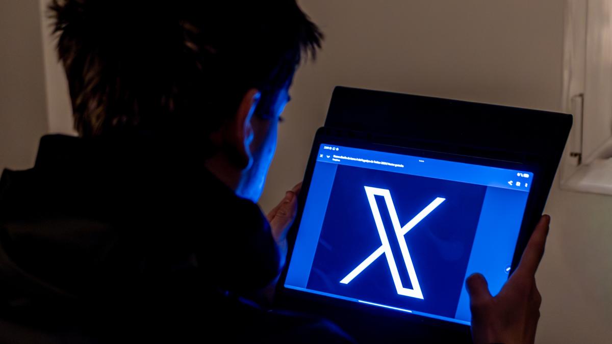 <![CDATA["Los menores de 16 años, fuera de las redes sociales. Y ustedes, madres y padres, a callar. Nosotros"]]>