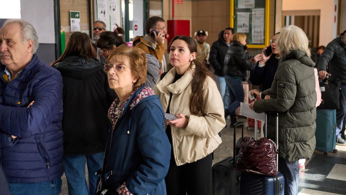 <![CDATA[Viajeros de tren afectados en Pamplona por la huelga de maquinistas: "No nos ofrecen alternativas al viaje"]]>