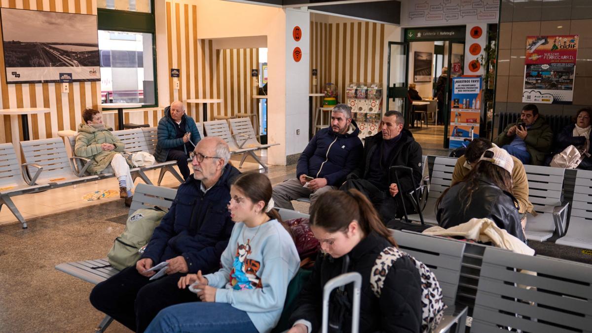 <![CDATA[Sindicatos y Ministerio de Transportes pactan suspender la huelga de trenes]]>