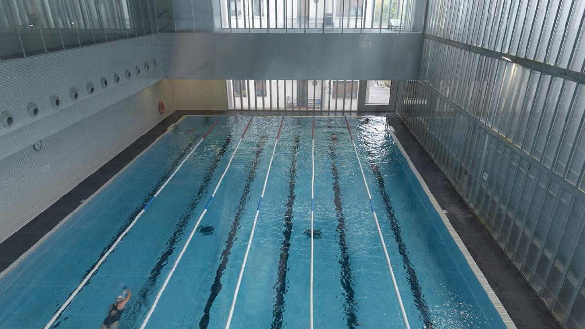 <![CDATA[El Ayuntamiento cierra un mes la piscina del Aquavox San Agustín por un "riesgo inminente de desprendimiento incontrolado"]]>