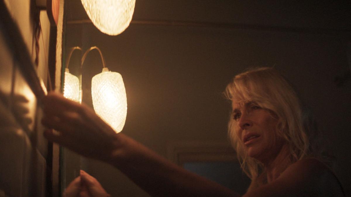 <![CDATA[Belén Rueda teje terror y bullying en 'El vestido': "Estoy de acuerdo en prohibir las redes, pero hay que educar"]]>