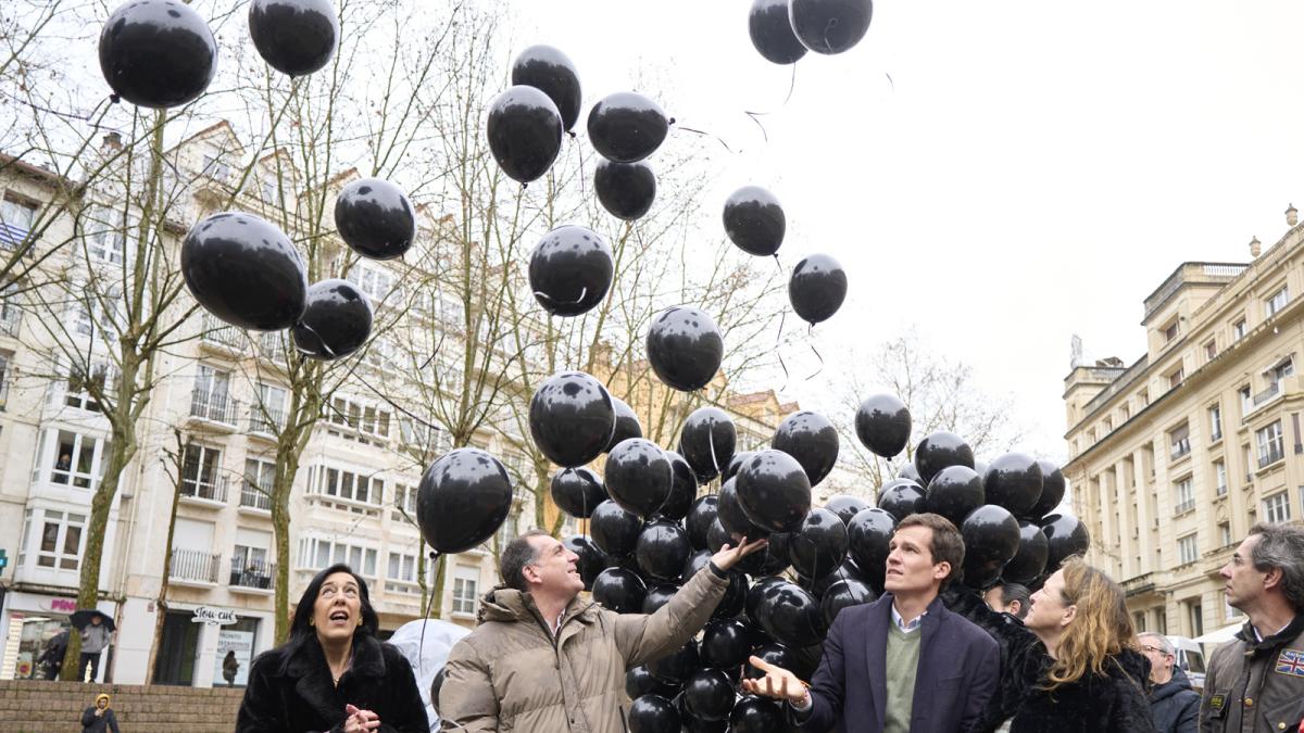 <![CDATA[El Ayuntamiento de Vitoria expedienta a Vox por soltar globos en recuerdo de los 379 asesinatos de ETA sin esclarecer]]>