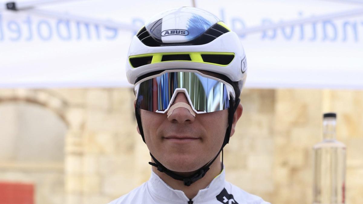 <![CDATA[Cian Uijtdebroeks (Movistar Team) sufre una fisura en la cabeza del radio del codo izquierdo tras su caída en Valencia]]>