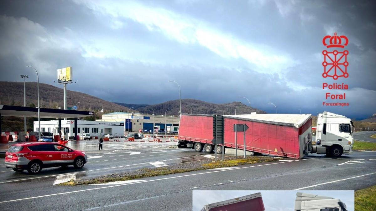<![CDATA[Un camión pierde el remolque e invade la calzada en Alsasua]]>