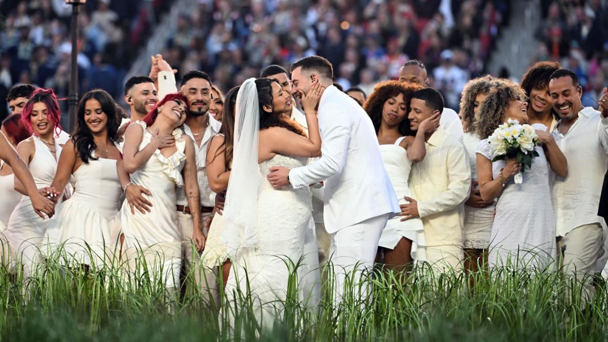 <![CDATA[Unas invitaciones de boda que sobraban terminan con los novios casándose en pleno show de Bad Bunny en la Super Bowl]]>