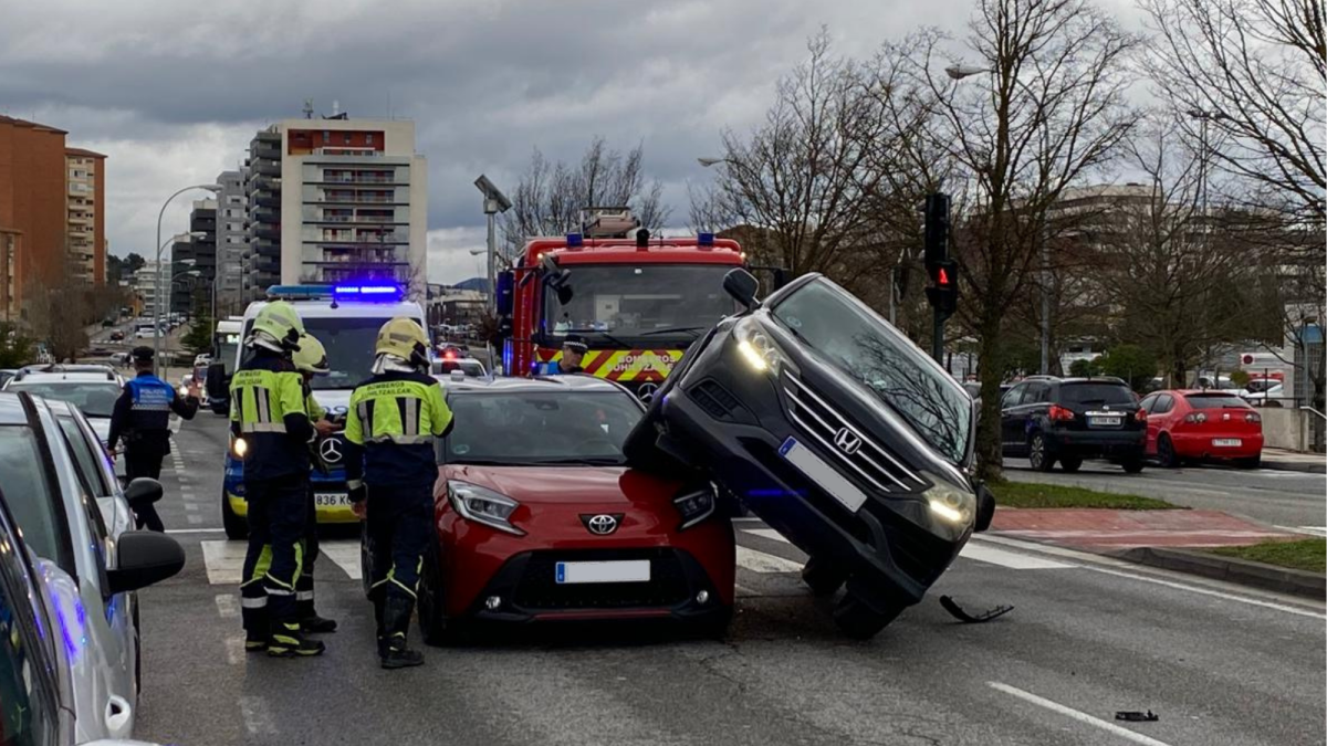 <![CDATA[Un coche acaba encima de otro frente a la UPNA]]>