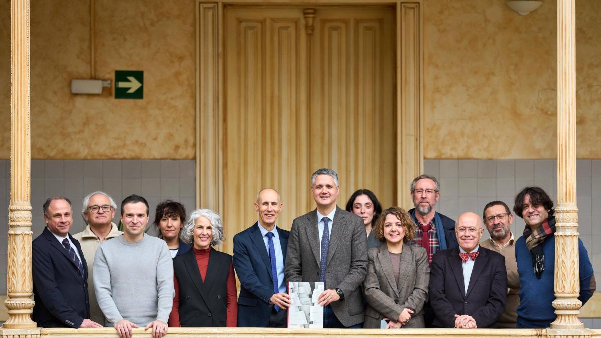 <![CDATA[Cultura compone la gran síntesis del arte contemporáneo en Navarra en un libro de 635 páginas]]>