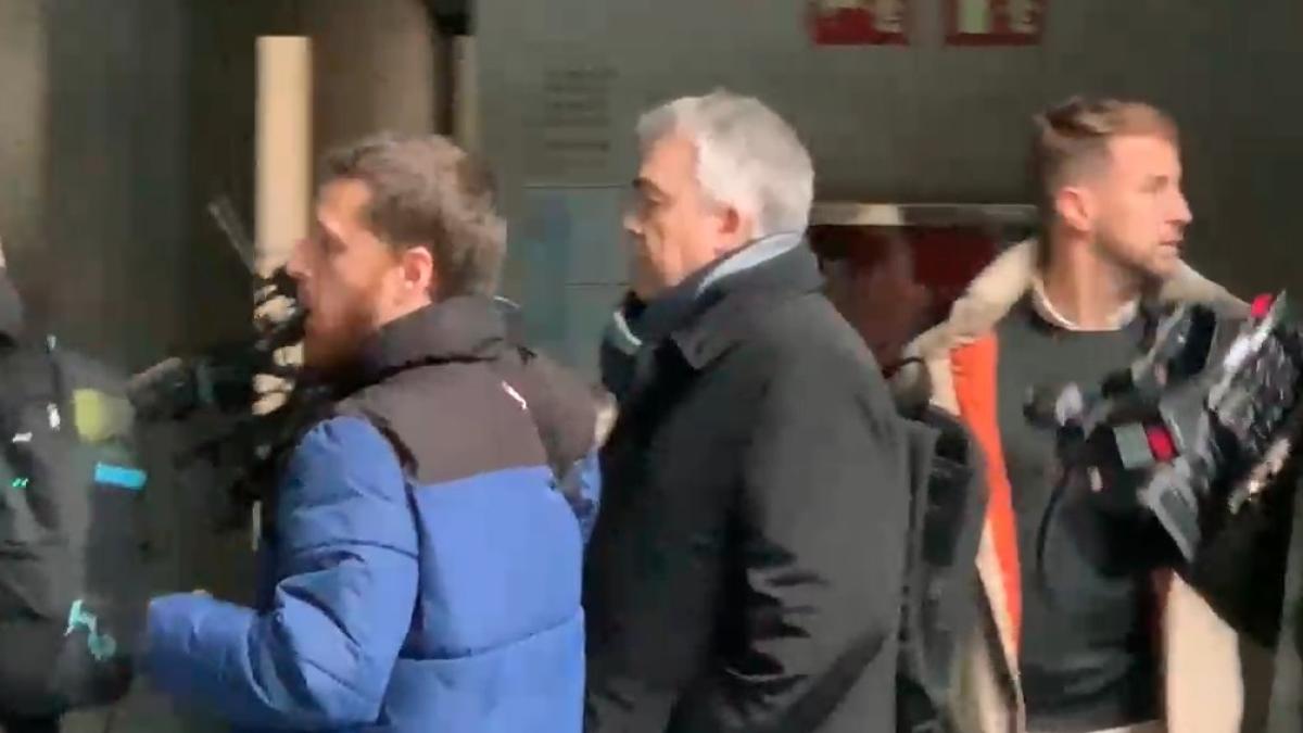 <![CDATA[Santos Cerdán atraviesa el patio del Parlamento de Navarra, donde María Chivite se cuadraba ante él cuando era diputado]]>