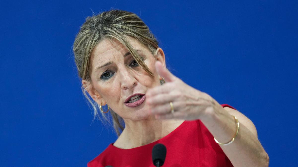 <![CDATA[Yolanda Díaz sigue sin desvelar si repetirá de candidata: "Hablar de personas es un gravísimo error"]]>