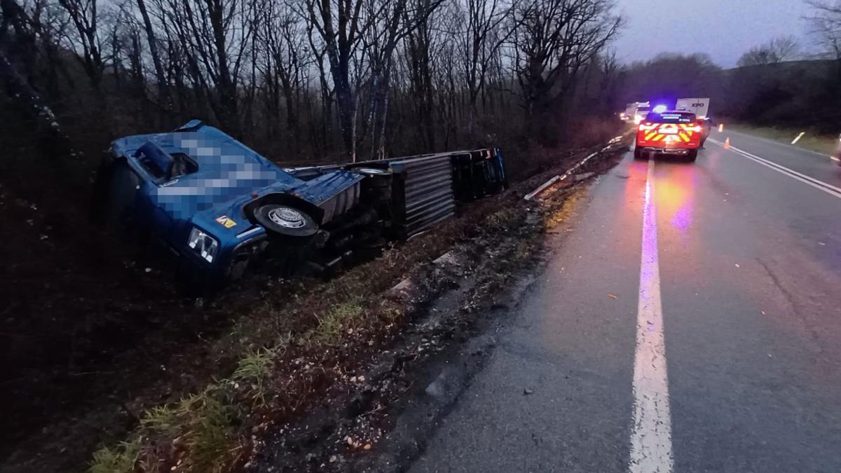 <![CDATA[Rescatan ileso a un camionero tras caer por un terraplén de cinco metros en la N-121-A]]>