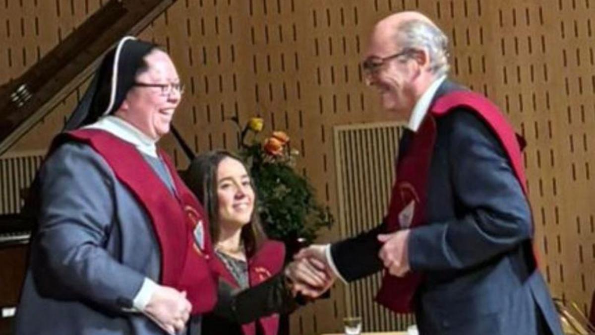 <![CDATA[Beca de honor del colegio Santa Clara al alcalde de la Cendea de Cizur]]>