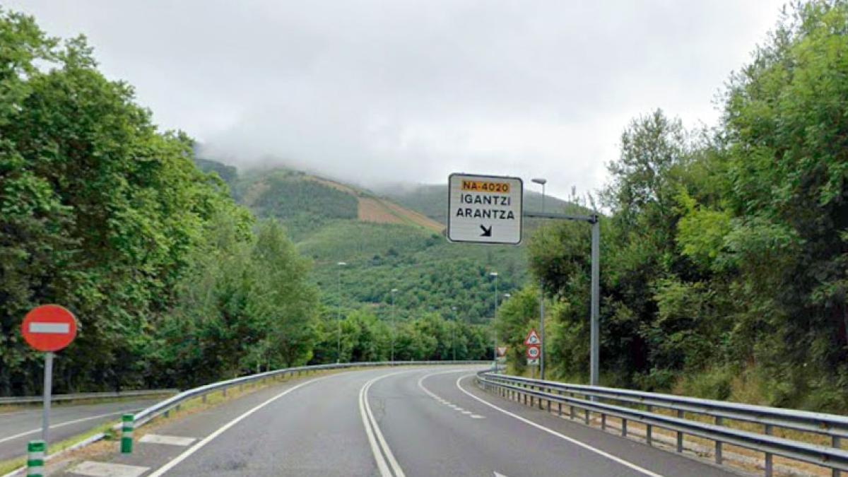 <![CDATA[Atrapado un conductor en un accidente en la N-121-A, a la altura de Igantzi]]>