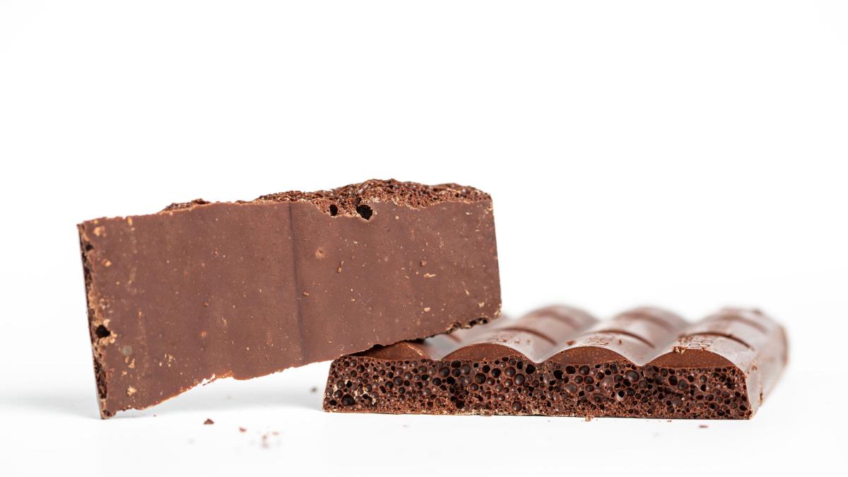 <![CDATA[Alertan de la presencia de leche, almendra, soja y huevo sin etiquetar en una conocida chocolatina]]>