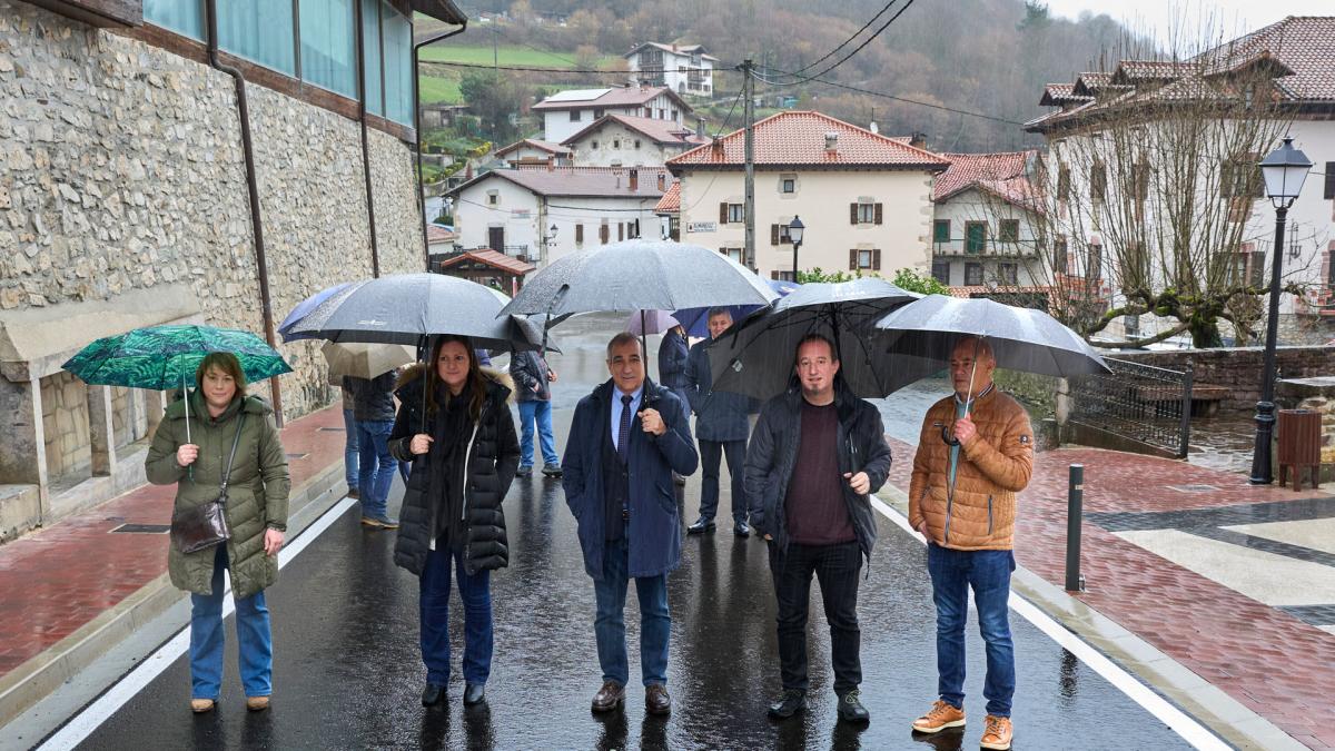 <![CDATA[Concluyen las obras de pavimentación y renovación de la travesía de Almandoz]]>