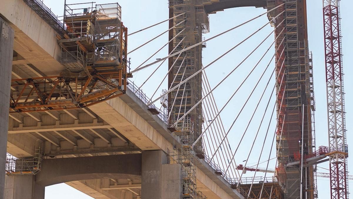 <![CDATA[Acciona abandona las obras del puente del Centenario de Sevilla por discrepancias con el modificado]]>