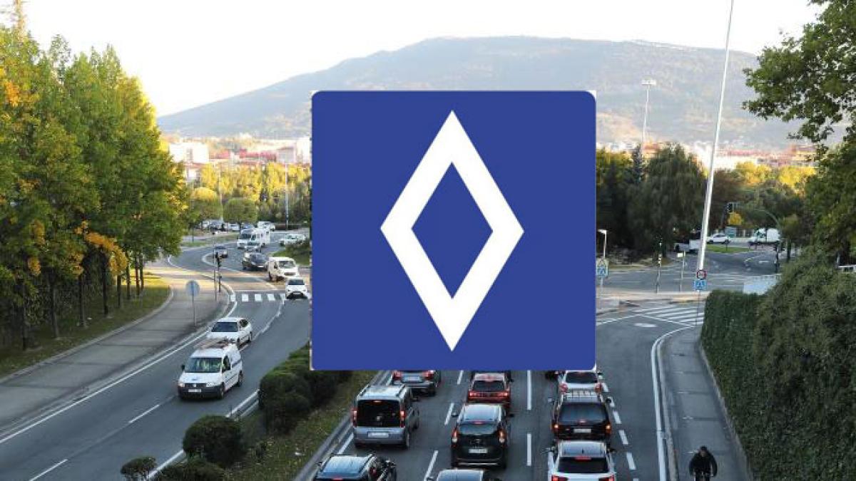 <![CDATA[La señal azul con rombo blanco que en España solo existe en las redes sociales]]>