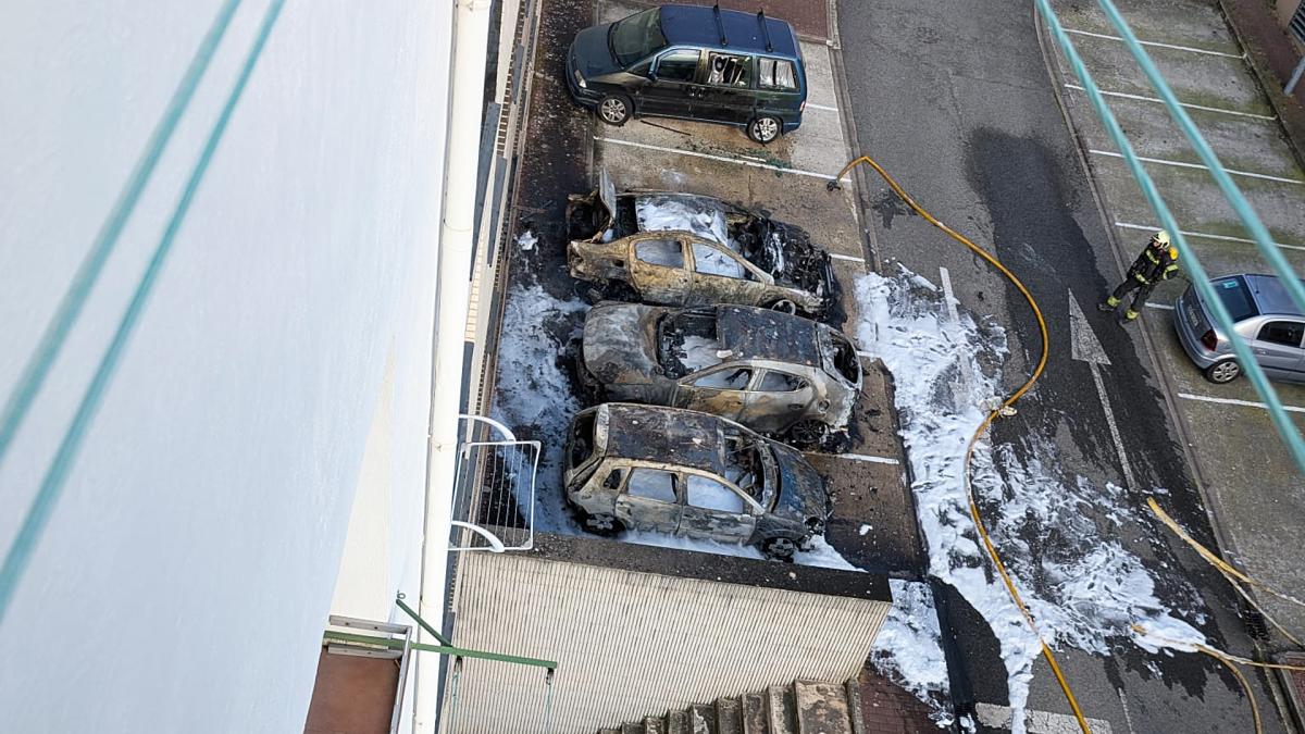 <![CDATA[Arden tres coches en Irurtzun y generan una intensa humareda]]>