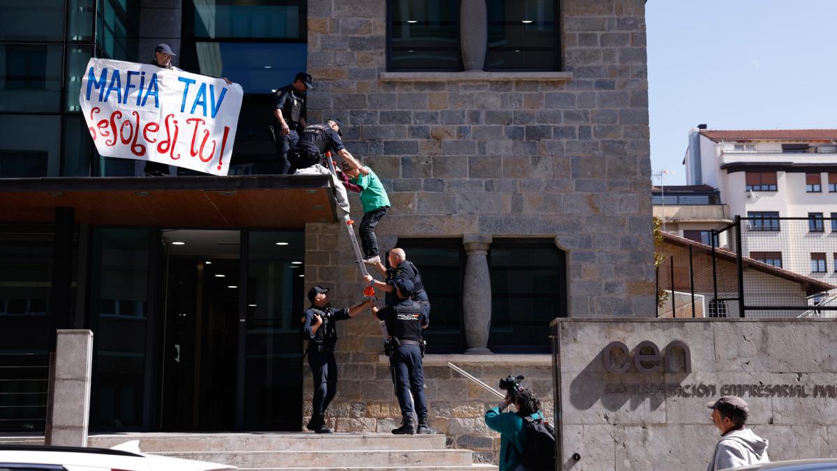 <![CDATA[Piquer (CEN) defiende el proyecto del TAV y pide 