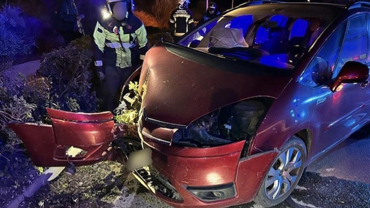 <![CDATA[Se duerme al volante y choca contra una farola en Tudela]]>