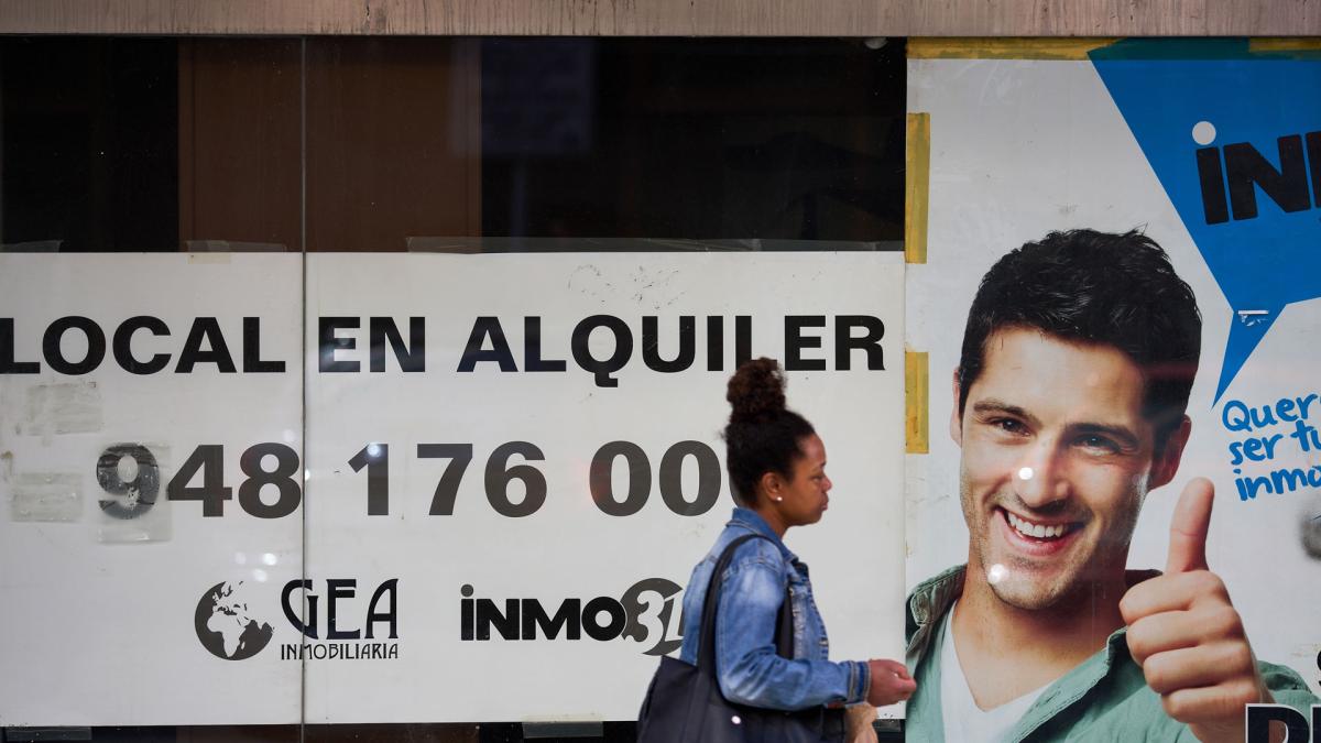 <![CDATA[El Ensanche pierde medio centenar de tiendas de ropa en una década]]>