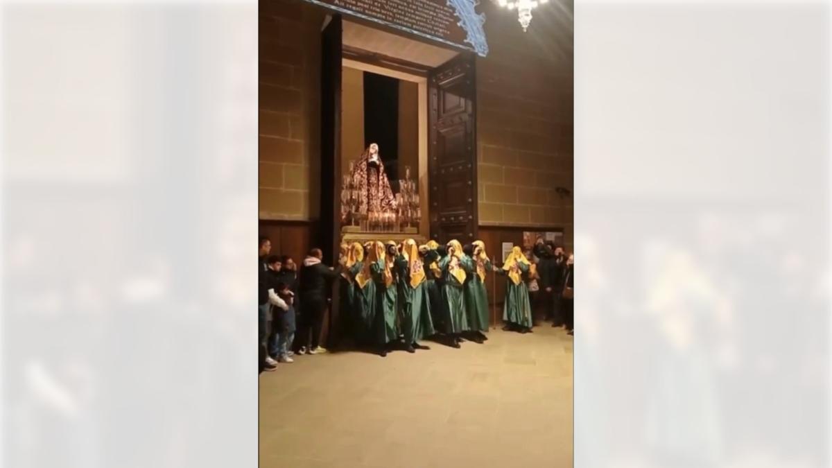 <![CDATA[Vídeo del tradicional traslado de La Dolorosa en Pamplona]]>