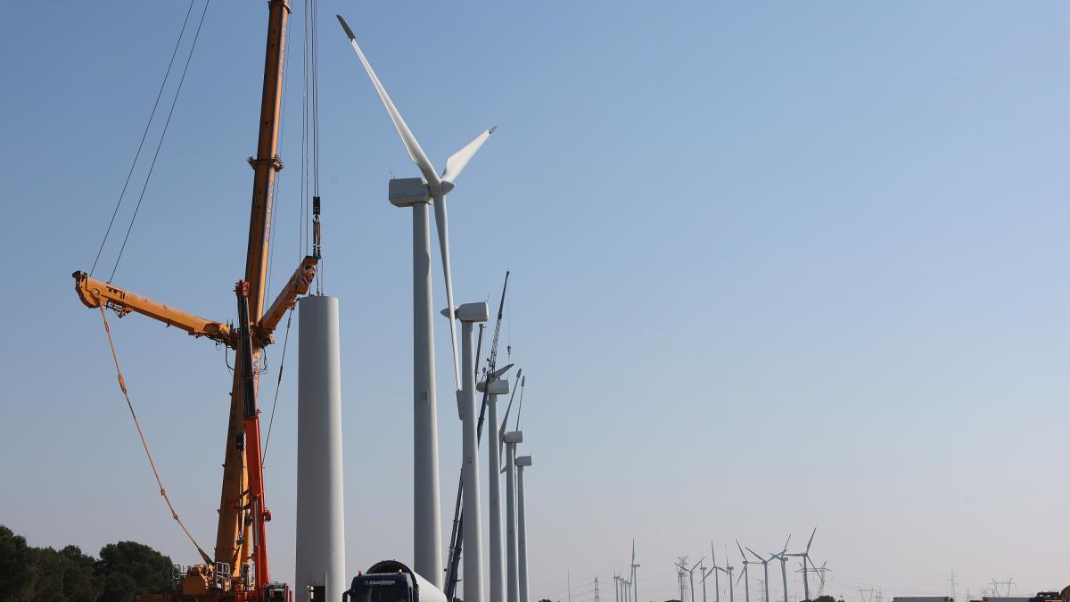 <![CDATA[El viaje circular de una turbina eólica por Navarra: así es el proceso para desmantelar un parque eólico]]>