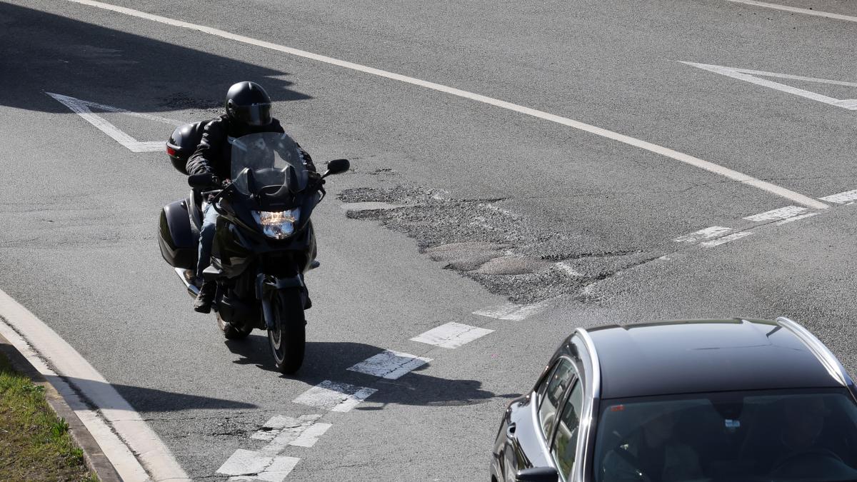 <![CDATA[La mitad de la red navarra de carreteras presenta daños graves en el firme]]>