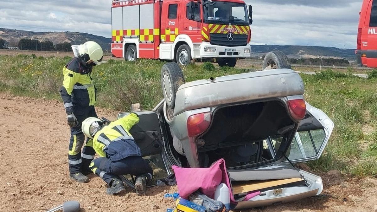 <![CDATA[Una conductora trasladada tras salirse de la vía con su coche, que quedó volcado sobre su techo en Tudela]]>