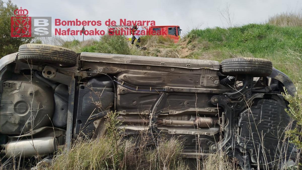 <![CDATA[Herida una joven de 24 años tras sufrir una salida de vía y volcar en San Martín de Unx]]>