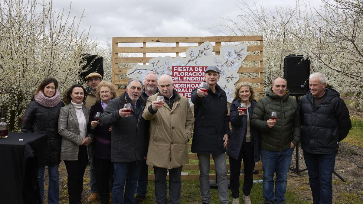 <![CDATA[La fiesta del endrino despide a dos familias con una última copa]]>