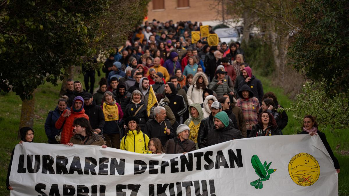 <![CDATA[Concurrida protesta en Etxauri en defensa de Sarbil]]>