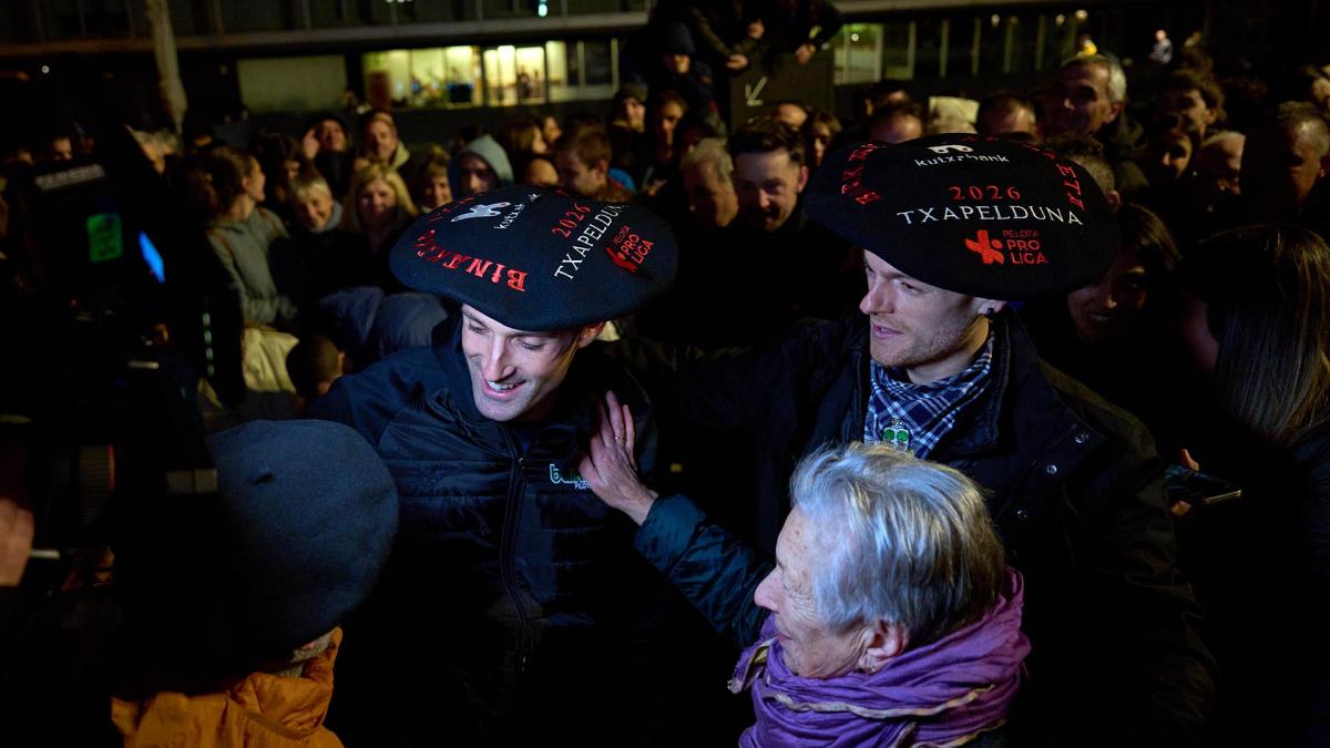 <![CDATA[Fotos del homenaje a Laso y Albisu a la salida del Navarra Arena]]>