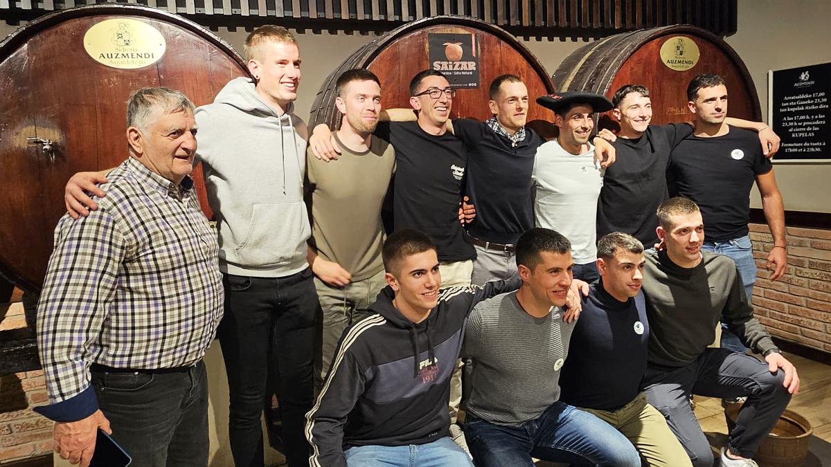 <![CDATA[La txapela de Laso, de la sidrería a atender a los medios en Ataun con Albisu]]>