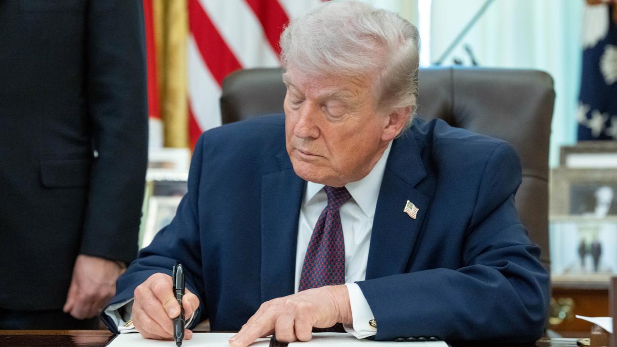 <![CDATA[Trump firma una orden ejecutiva para limitar el voto por correo]]>