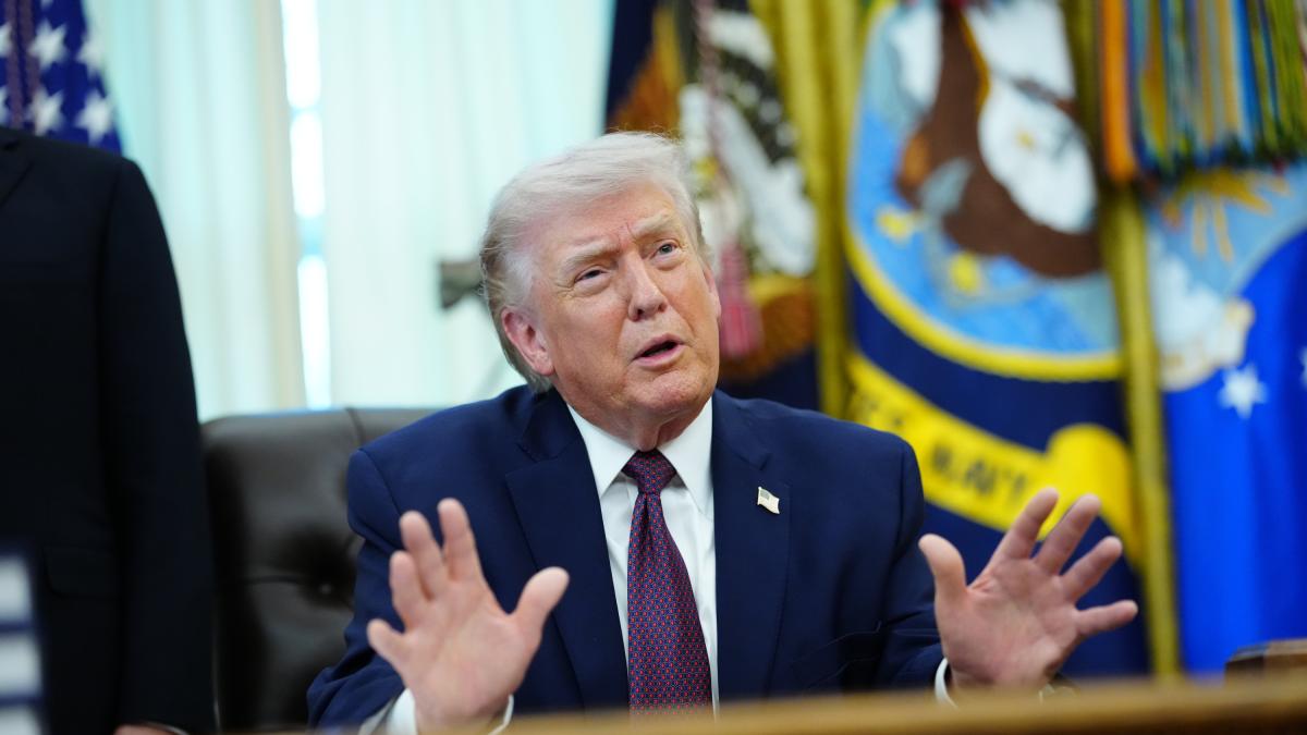 <![CDATA[Trump anuncia el rescate del militar desaparecido en Irán tras el derribo de su avión de combate]]>