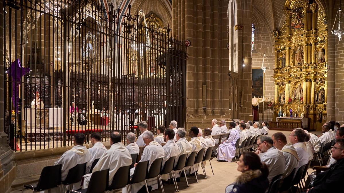 <![CDATA[Los óleos que viajan desde la catedral de Pamplona a las 735 parroquias de Navarra]]>