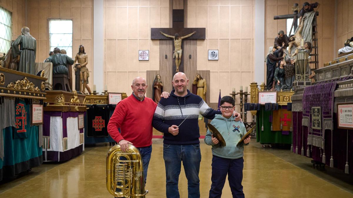 <![CDATA[Padre, hijo y abuelo coinciden en la banda de música de la Hermandad de la Pasión de Pamplona]]>