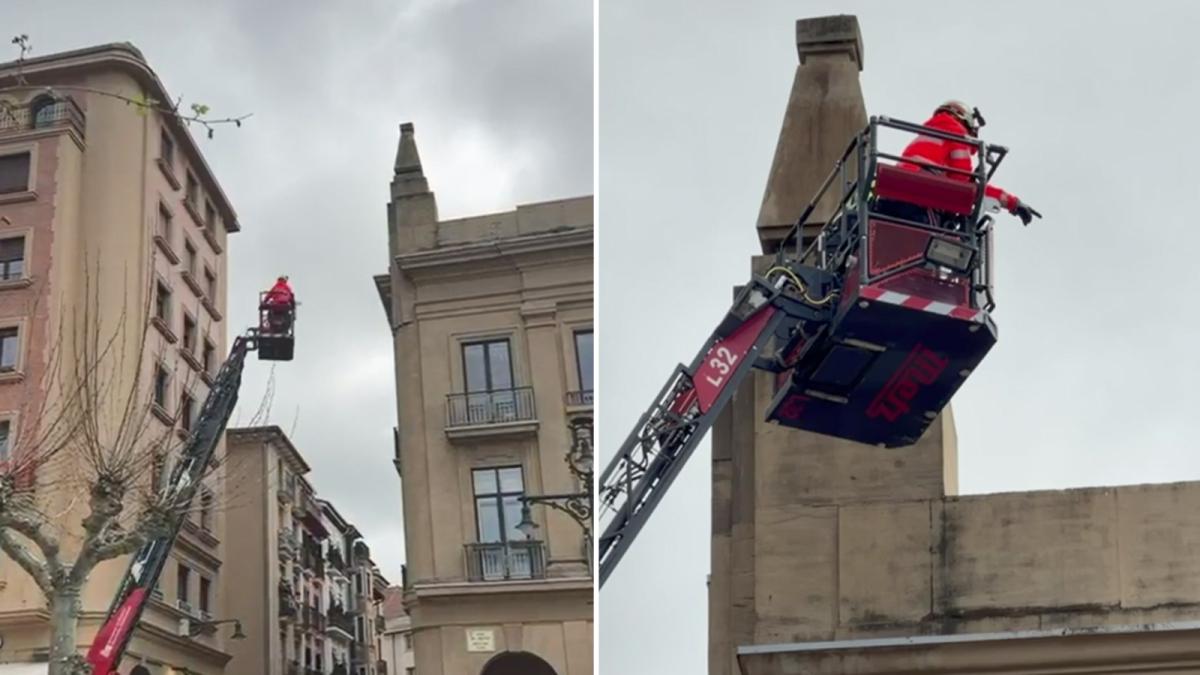 <![CDATA[Bomberos de Trinitarios intervienen por un desprendimiento de fachada en la Plaza del Castillo]]>