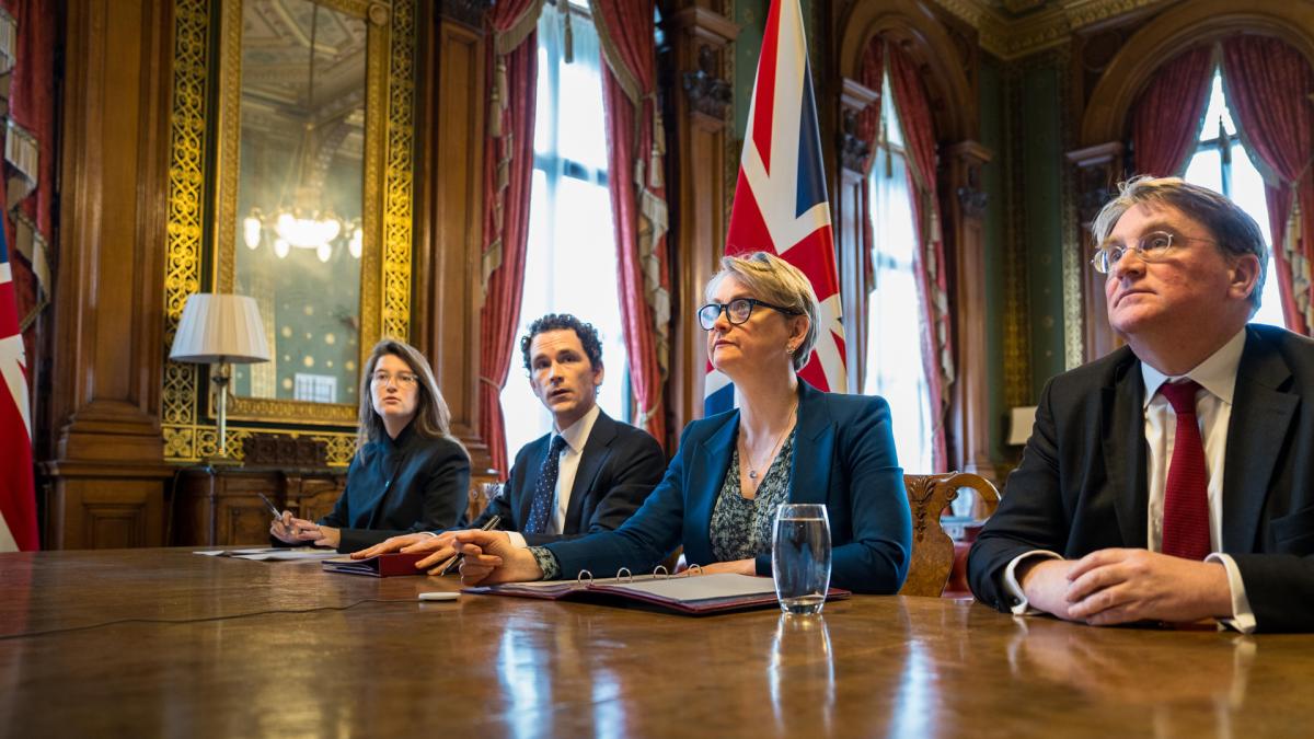 <![CDATA[El Reino Unido reúne a más de 40 países para reabrir Ormuz sin provocar una escalada militar]]>