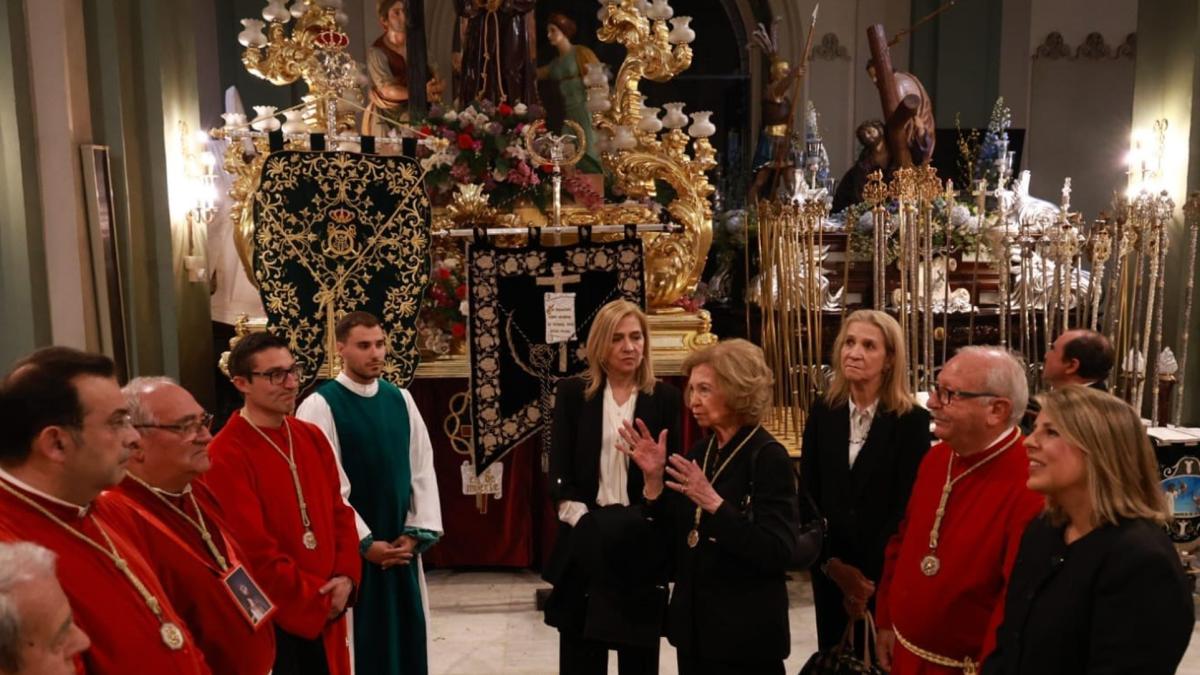 <![CDATA[La reina Sofía y las infantas Elena y Sofía presencian la procesión del Silencio de Cartagena]]>