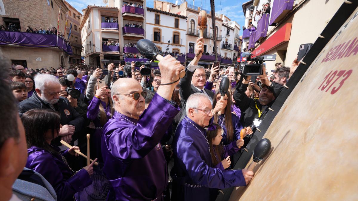 <![CDATA[Resines rompe la hora en Calanda con el estruendo de cientos de tambores y bombos en una plaza entregada]]>