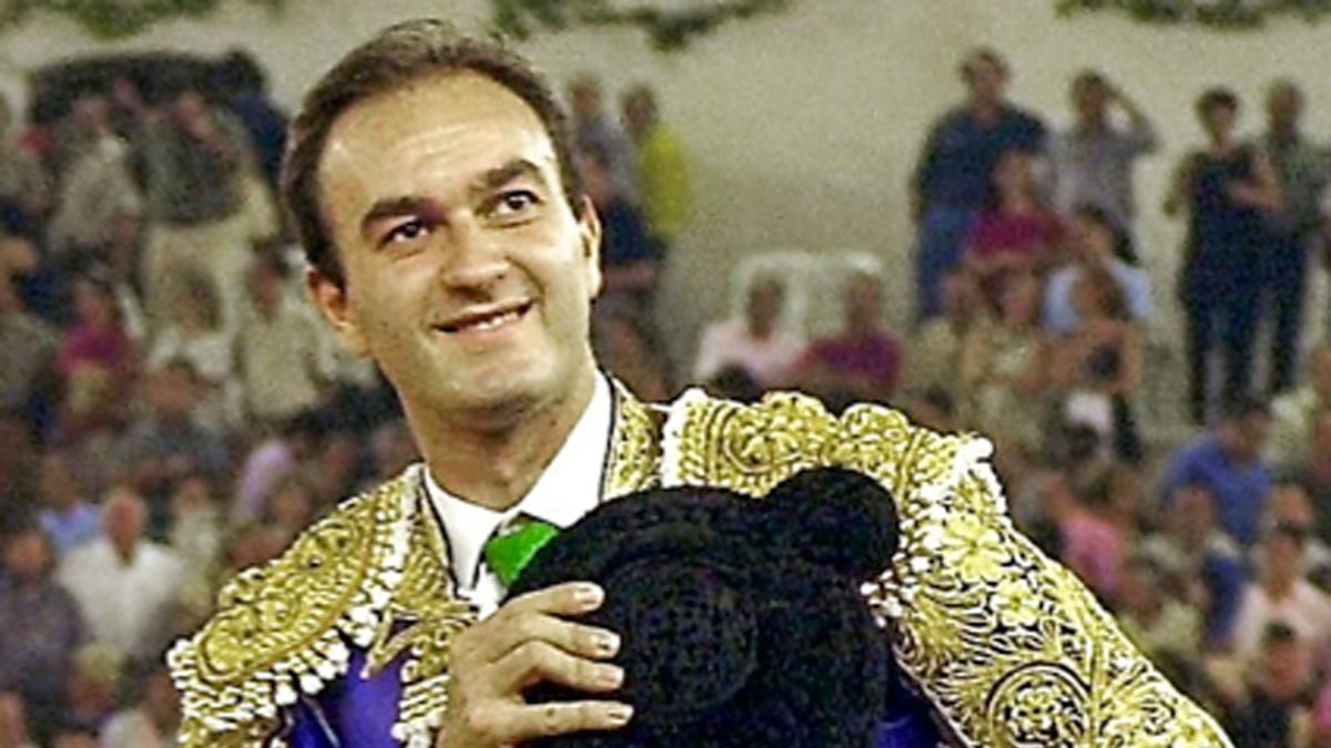 <![CDATA[Un toro mata en La Malagueta al torero retirado Ricardo Ortiz, que trabajaba en la plaza]]>