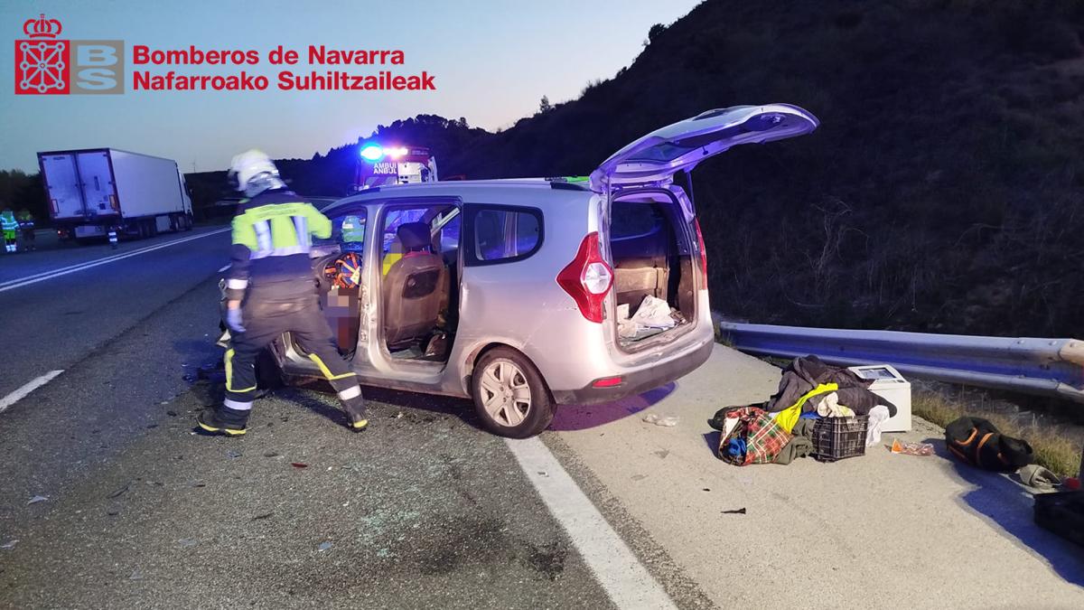 <![CDATA[Tres personas trasladadas al quedar atrapadas tras una colisión en Pueyo]]>