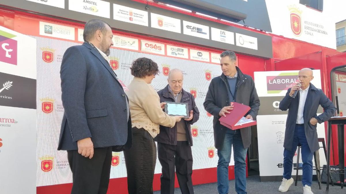 <![CDATA[El C.C. Estella homenajea a Raúl Sanz de Arellano en el G.P. Induráin]]>