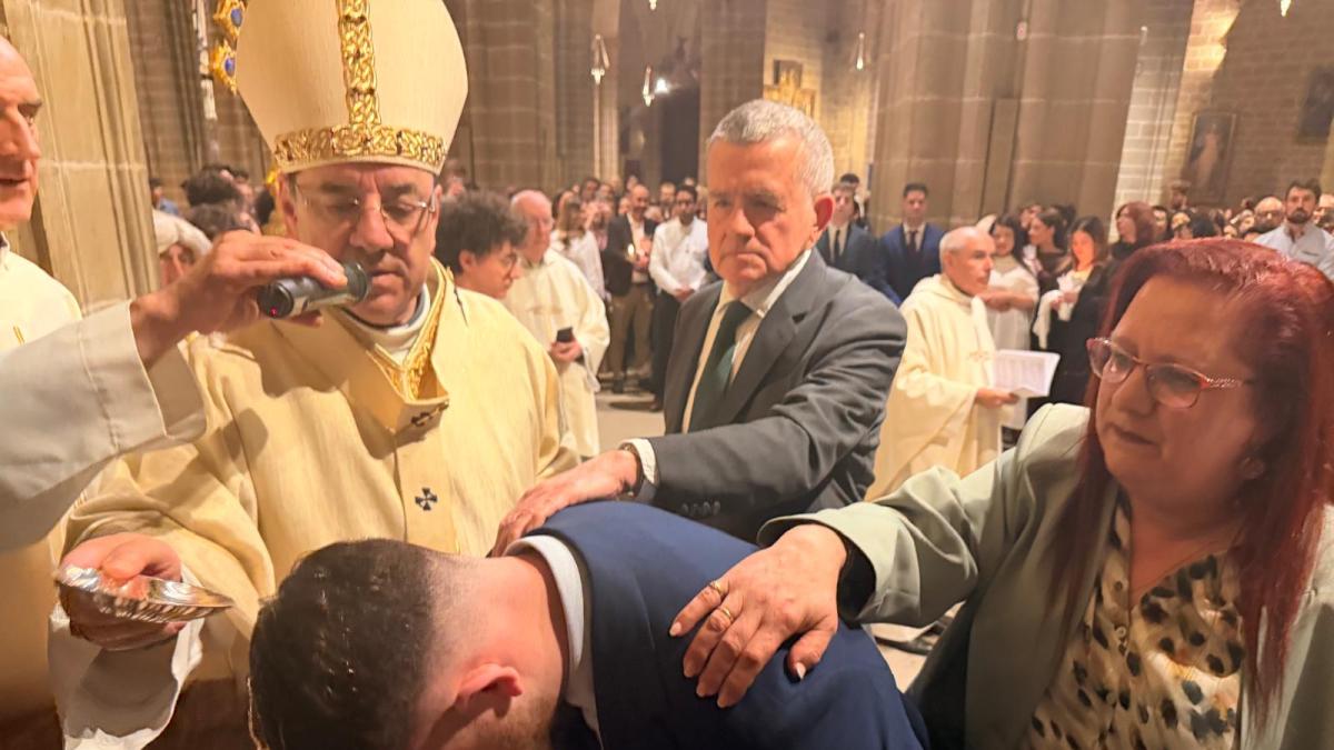 <![CDATA[Bautizo de 35 adultos en la catedral de Pamplona]]>