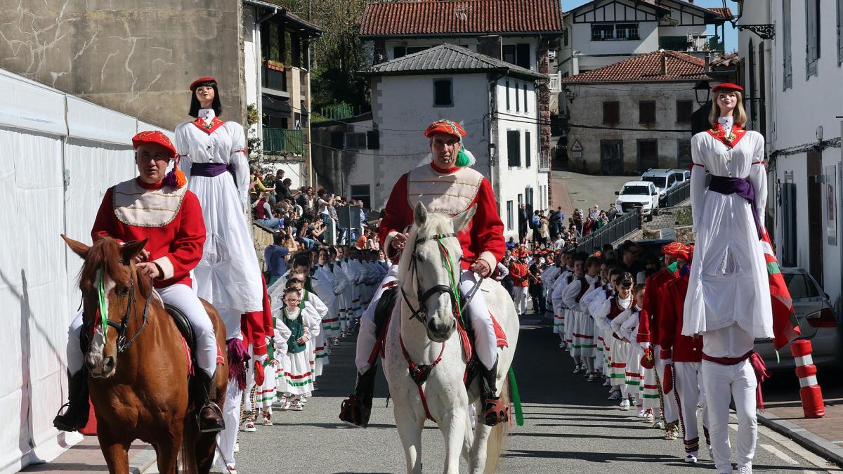 <![CDATA[La danza elegante de Valcarlos]]>