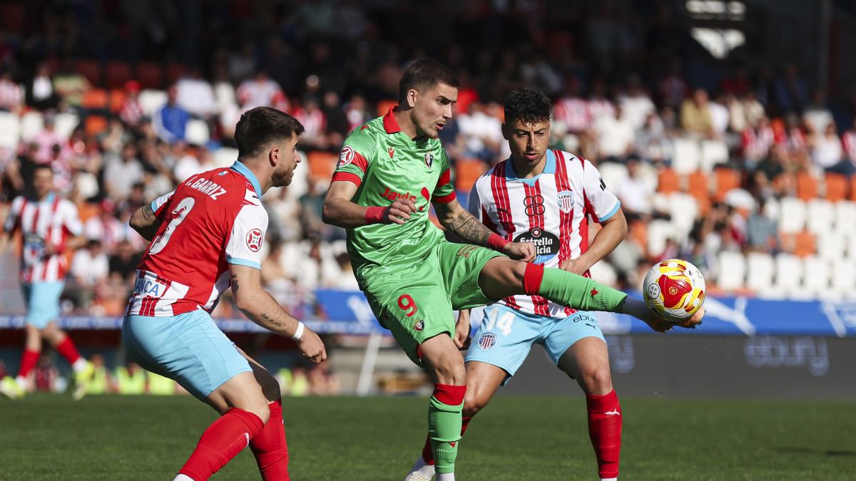 Celebración de Osasuna Promesas tras el gol