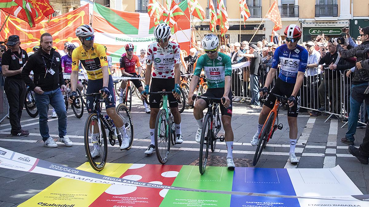 <![CDATA[Corte de cinta y salida neutralizada desde la Plaza Consistorial de la etapa navarra de la Itzulia]]>