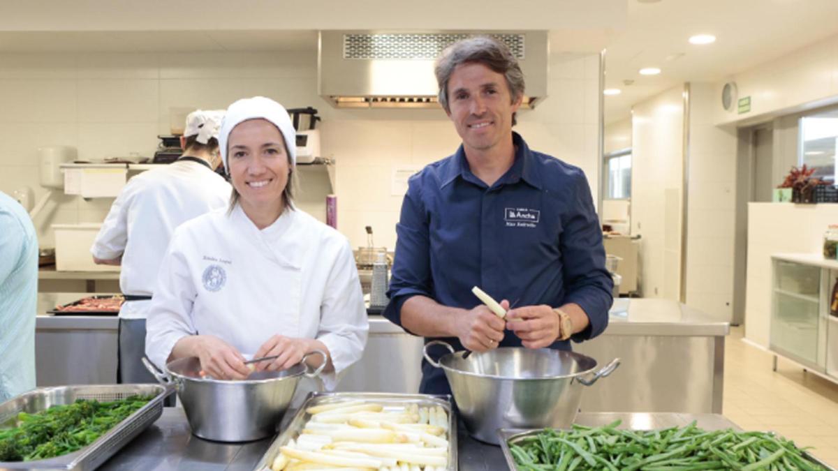 <![CDATA[Xandra Luque y Nino Redruello cocinan juntos para los pacientes de la Clínica Universidad de Navarra por el Día Mundial de la Salud]]>