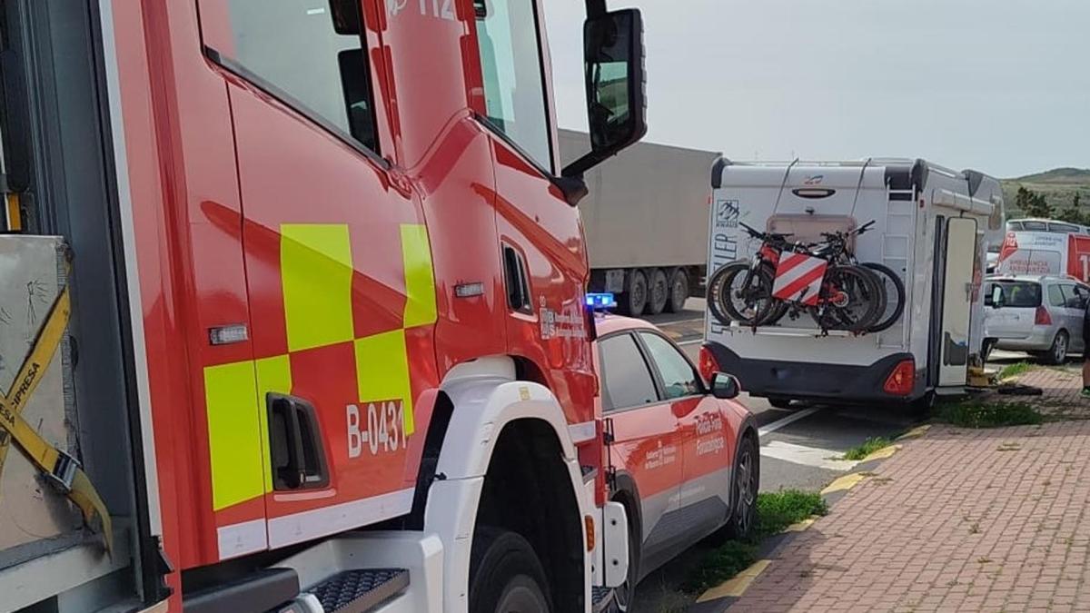 <![CDATA[Una mujer de 35 años herida en una colisión entre un turismo y una autocaravana en Larraga]]>